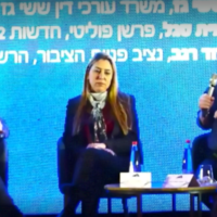 Le procureur général adjoint Shlomo Lamberger (à droite) s'exprime lors d'une conférence organisée par l'Association du barreau israélien, le 20 janvier 2022. (Capture d'écran/Ynet)
