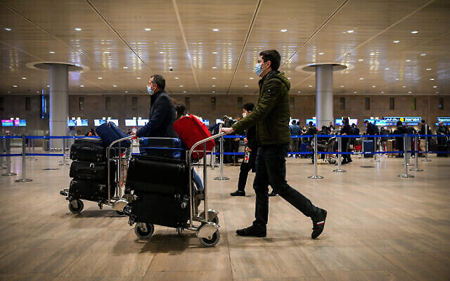 Des voyageurs à l'aéroport international Ben Gourion, près de Tel Aviv, le 4 janvier 2022. (Crédits : Arie Leib Abrams/Flash90)