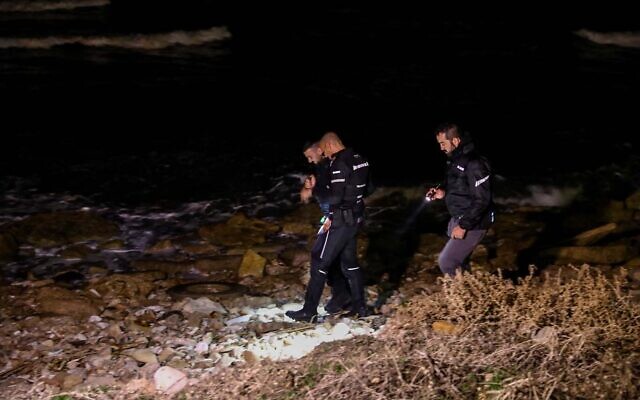 La police recherche des débris de l'hélicoptère qui s'est abîmé en mer près de Haïfa, dans le nord d'Israël, le 3 janvier 2021. (Crédit : Roni Ofer/Flash90)