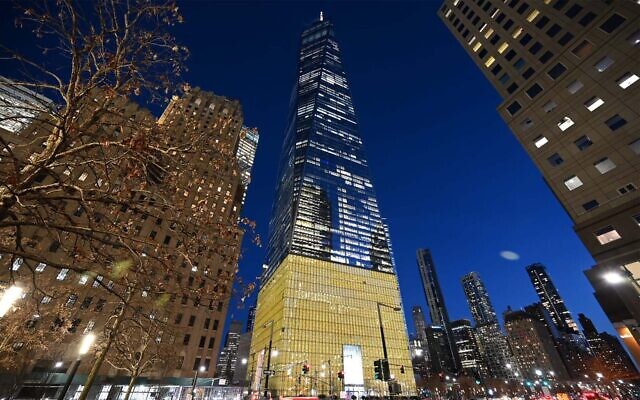 Le One World Trade Center à New York illuminé en jaune pour marquer la Journée internationale de commémoration de la Shoah, le 27 janvier 2022. (Crédit : Congrès juif mondial)