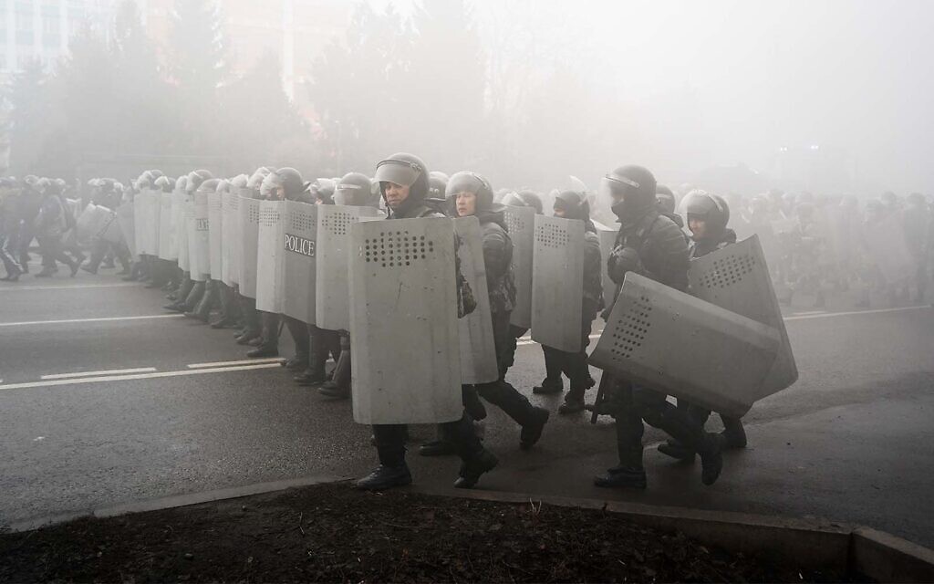 La police anti-émeutes pendant une manifestation à Almaty, au Kazakhstan, le 5 janvier 2022. (Crédit : AP Photo/Vladimir Tretyakov)