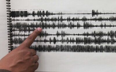 Photo d'illustration : Un chercheur montre les capteurs d'un sismographe lors d'un séisme à Mexico, le 23 juillet 2013. (Crédit :  AP Photo/Marco Ugarte)