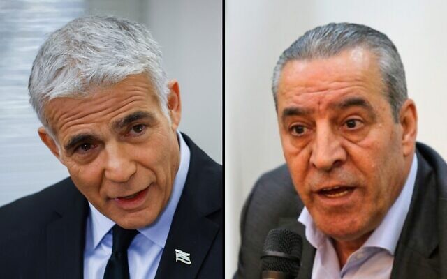 Le ministre des Affaires étrangères Yair Lapid et le ministre des Affaires civiles l'Autorité palestinienne Hussein al-Sheikh. (Crédit : Flash90/Wafa)