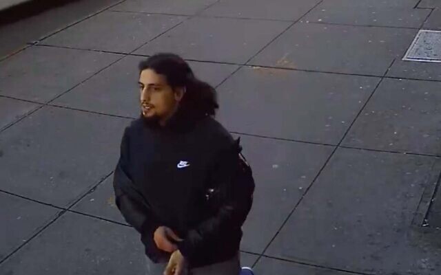 Le suspect d'un crime de haine contre un homme juif à Brooklyn dans des images publiées par le NYPD. (Capture d'écran)