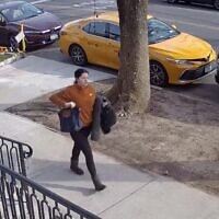Une femme qui aurait craché sur des enfants juifs à New York sur des images enregistrées par les caméras de sécurité, le 14 janvier 2022. (Capture d'écran/NYPD)