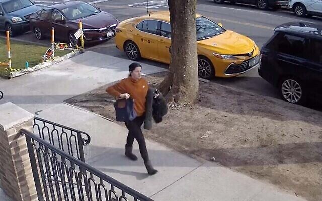 Une femme qui aurait craché sur des enfants juifs à New York, vue sur les images des caméras de sécurité du 14 janvier 2022. (Capture d'écran/NYPD)