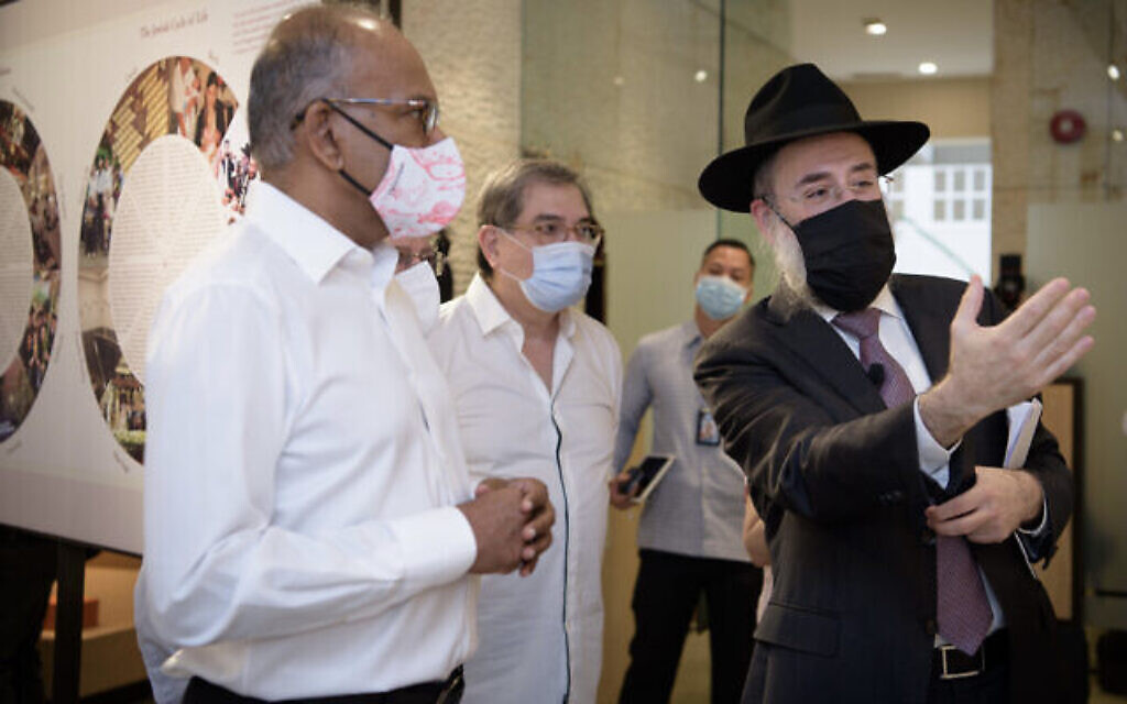 Le ministre de l'Intérieur et de la Justice de Singapour, K. Shanmugam, (à gauche), visitent le musée avec Nash Benjamin, (centre), le président du Jewish Welfare Board de Singapour, et le grand rabbin de Singapour, Mordechai Abergel. (Crédit : Jewish Welfare Board of Singapre/ via JTA)