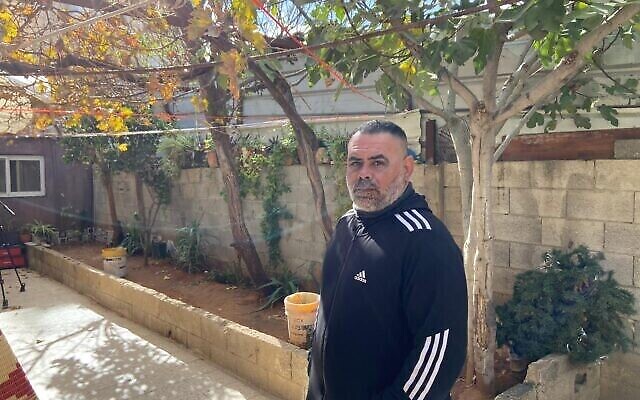 Ayoub Salem, un Palestinien menacé d'expulsion, à son domicile de Sheikh Jarrah, le 20 décembre 2021. (Crédit : Aaron Boxerman/The Times of Israel)