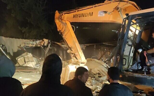 Des bulldozers municipaux démolissent une structure sur un terrain anciennement occupé par la famille Salihiya à Sheikh Jarrah, Jérusalem-Est, le 19 janvier 2022. (Autorisation)