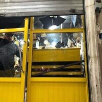 Un Palestinien examine les dégâts commis à un magasin par les jets de pierre d'un extrémiste juif, à Hawara, près de Naplouse, le 24 janvier 2022. (Autorisation)
