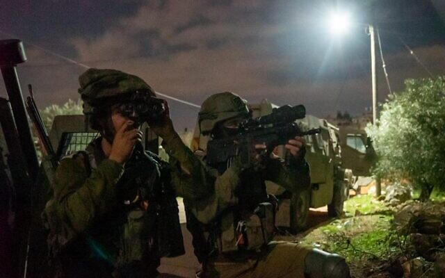 Photo d'illustration : Les forces spéciales de Tsahal en opération dans la ville palestinienne de Silat al-Harithiya en Cisjordanie, le 19 décembre 2021. (Crédit : porte-parole de Tsahal)