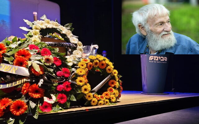 L'hommage rendu au compositeur et poète Yoram Taharlev (encart) avant ses funérailles à Tel Aviv, le 7 janvier 2022. (Autorisation : Moshe Shai/FLASH90)