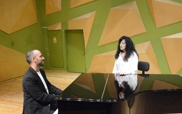 Le compositeur et chef d'orchestre Tomer Adaddi avec la chanteuse Shlomit Aharon lors de leur duo pour "Singing with the Composer", le programme 2022 d'Addadi qui le place sur le devant de la scène (Courtesy Tomer Addadi).