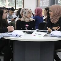 Des étudiants arabes participent à un Makeathon en 2020 à l'Université de Tel Aviv, organisé par Tsofen. Lors d'un Makeathon, des équipes travaillent à la construction de nouveaux produits (Courtesy)