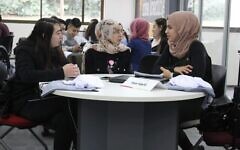 Des étudiants arabes participent à un Makeathon en 2020 à l'Université de Tel Aviv, organisé par Tsofen. Lors d'un Makeathon, des équipes travaillent à la construction de nouveaux produits (Courtesy)
