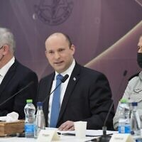 Le Premier ministre Naftali Bennett (C), le ministre de la Défense Benny Gantz (G) et le chef d'état-major Aviv Kohavi assistent à une réunion du Forum de l'état-major des FDI sur la base militaire de Kirya à Tel Aviv, le 20 janvier 2022. (Kobi Gideon/GPO)