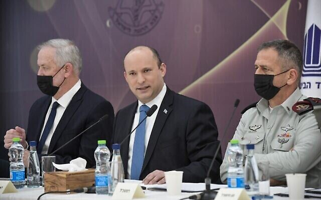 Le Premier ministre Naftali Bennett (C), le ministre de la Défense Benny Gantz (G) et le chef d'état-major Aviv Kohavi assistent à une réunion du Forum de l'état-major des FDI sur la base militaire de Kirya à Tel Aviv, le 20 janvier 2022. (Kobi Gideon/GPO)