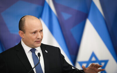 Le Premier ministre Naftali Bennett tient une conférence de presse à Tel Aviv le 11 janvier 2022. (Noam Revkin Fenton/Flash90)