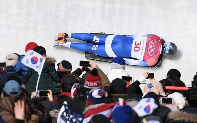 L'Israélien Adam "AJ" Edelman participe à la troisième manche du skeleton masculin lors des Jeux olympiques d'hiver de Pyeongchang 2018, au Centre olympique des sports de glisse, le 16 février 2018 à Pyeongchang. (Crédit : AFP PHOTO / Mark Ralston)