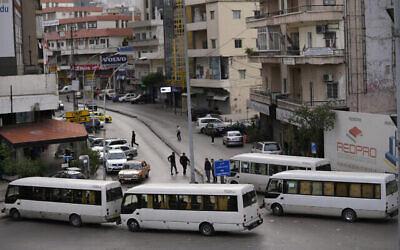 Des bus bloquent une route lors d'une grève générale des transports publics et des syndicats pour protester contre la détérioration des conditions économiques et financières du Liban, dans la capitale Beyrouth, le 13 janvier 2022. (Crédit : AP Photo/Hussein Malla)