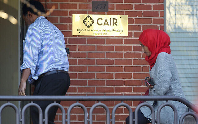 Illustration : Des personnes entrent dans le siège du Conseil des relations américano-islamiques (CAIR) à Washington, DC, en décembre 2015. (AP Photo/Pablo Martinez Monsivais)