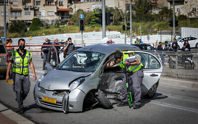 Le lieu d'une collision mortelle entre plusieurs véhicules, à Jérusalem, le 4 avril 2021.  (Yonatan Sindel/Flash90)