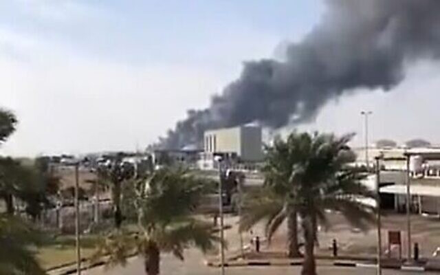 Capture d'écran d'une vidéo qui montrerait un incendie après une attaque au drone à Abu Dhabi (la vidéo n'a pas pu être vérifiée de manière indépendante), le 17 janvier 2022. (Capture d'écran)