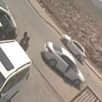 Une vidéo montre un haut-responsable de la police, Jamal Hakrush, quitter la scène d'un crime dans sa voiture tandis que le blessé, dans cette attaque, est embarqué dans un véhicule voisin. (Capture d'écran/Haaretz)