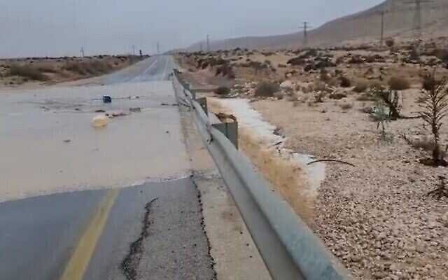 Inondations de routes dans le sud d'Israël le 1er janvier 2022 (Capture d'écran/Kan)