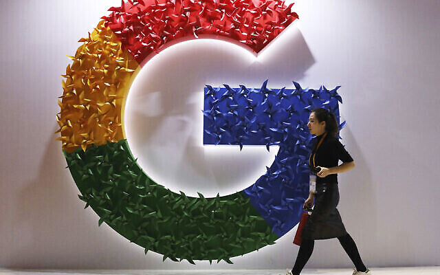 Une femme passe devant le logo de Google à l'Exposition internationale d'importation de Chine à Shanghai, le lundi 5 novembre 2018. (AP/Ng Han Guan, File)