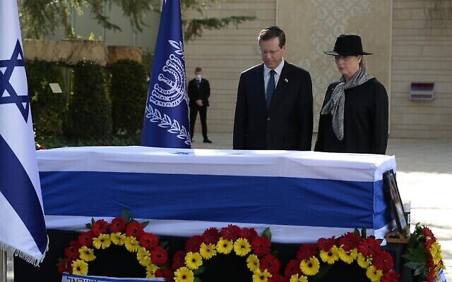 Le président Isaac Herzog et son épouse Michal assistent aux funérailles de sa mère Aura Herzog au cimetière national du Mont Herzl à Jérusalem, le 12 janvier 2022. (Amos Ben Gershom/GPO)