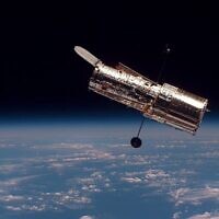 Le télescope Hubble vu de la navette Discovery, février 1997. (NASA/Domaine public)
