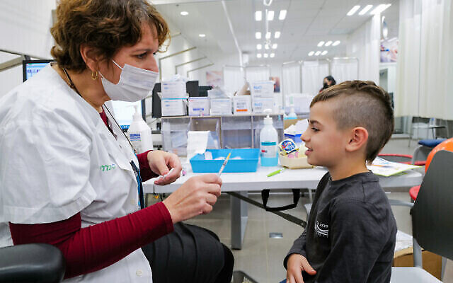 Un enfant reçoit un vaccin COVID-19, au centre de vaccination Clalit à Katzrin, sur les hauteurs du Golan, le 16 décembre 2021. (Michael Giladi/Flash90)