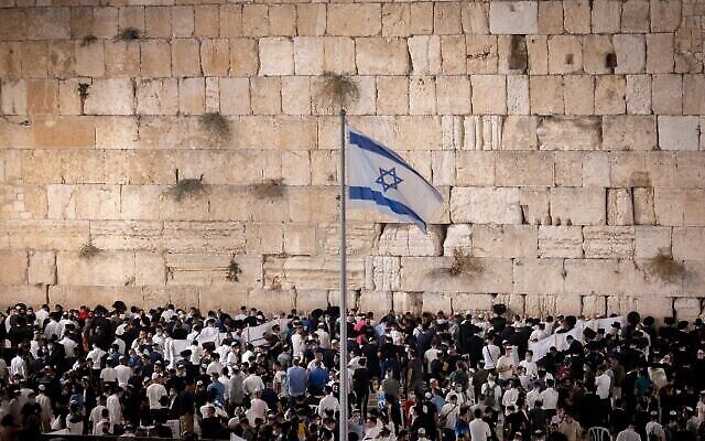 Des hommes juifs prient pour le pardon (Selichot), au Mur occidental dans la vieille ville de Jérusalem, le 5 septembre 2021, avant la prochaine fête juive de Rosh Hashanah (Nouvel An juif). (Yonatan Sindel/Flash90)