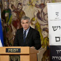 Le ministre des Finances de l'époque, Yair Lapid, lors de la cérémonie de lecture des noms des victimes de la Journée de commémoration des martyrs et héros de l'Holocauste à la Knesset, le 8 avril 2013. (GPO)