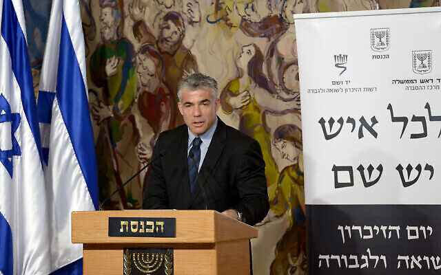 Le ministre des Finances de l'époque, Yair Lapid, lors de la cérémonie de lecture des noms des victimes de la Journée de commémoration des martyrs et héros de l'Holocauste à la Knesset, le 8 avril 2013. (GPO)