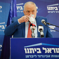 Le ministre des Finances Avigdor Liberman dirige une réunion de la faction Yisrael Beytenu à la Knesset, le 10 janvier 2022. (Olivier Fitoussi/Flash90)