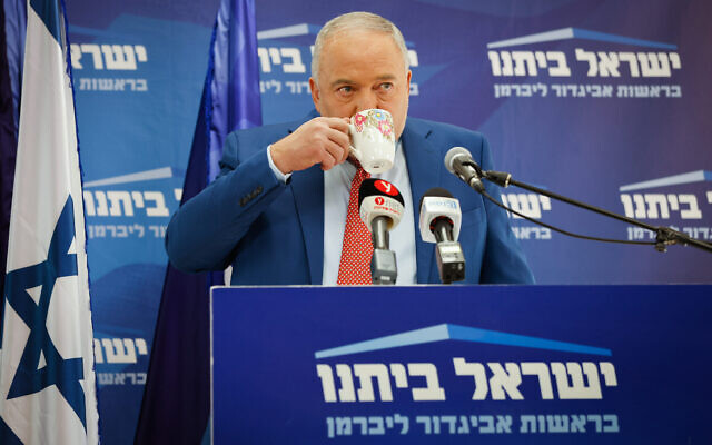 Le ministre des Finances Avigdor Liberman dirige une réunion de la faction Yisrael Beytenu à la Knesset, le 10 janvier 2022. (Olivier Fitoussi/Flash90)
