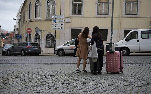 Deux femmes israéliennes arrivent à Lisbonne, au Portugal, le 15 février 2016. (Cnaan Liphshiz/JTA)
