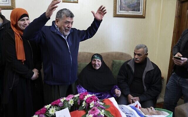 Des parents palestiniens pleurent pendant les funérailles d'Omar As'ad, 80 ans, qui a été retrouvé mort après avoir été arrêté et menotté lors d'un raid israélien, dans le village de Jiljilya en Cisjordanie, le 13 janvier 2022. (Photo de JAAFAR ASHTIYEH / AFP)