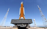Un rendu d'artiste montre la fusée SLS en route vers une aire de lancement (NASA).