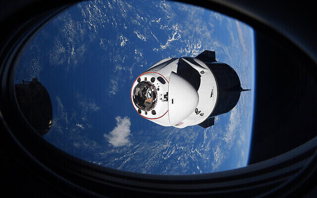 Illustration : La capsule Crew Dragon de SpaceX s'approche de la Station spatiale internationale pour s'y amarrer, le 24 avril 2021. (Crédit: NASA via AP, Dossier)