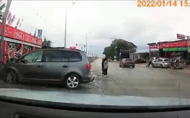 Une vidéo montre un homme volant une voiture (à droite) alors que le propriétaire tente de l'arrêter dans la ville palestinienne d'al-Auja, le 14 janvier 2022. (Capture d'écran)