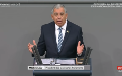 Le président de la Knesset Mickey Levy au Parlement allemand, le 27 janvier 2022. (Capture d'écran YouTube)