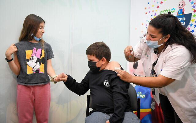 Un enfant israélien reçoit sa deuxième injection du vaccin Covid-19 au centre de vaccination Clalit pour enfants à Kfar Saba, le 13 décembre 2021. (Crédit : Flash90)