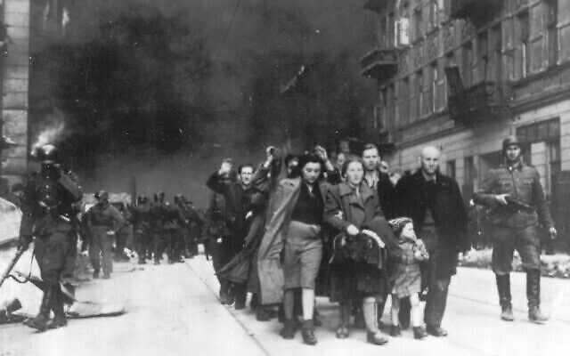 Sur cette photo de 1943, un groupe de Juifs polonais est emmené en déportation par des soldats SS allemands lors de la destruction du ghetto de Varsovie par les troupes allemandes après un soulèvement dans le quartier juif (photo AP).