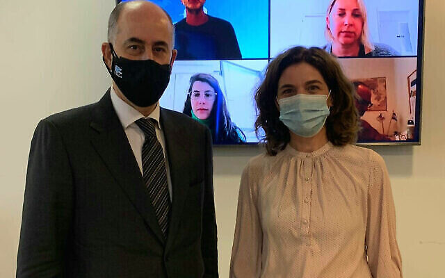La ministre de la Protection de l'environnement Tamar Zandberg (R) rencontre l'ambassadeur de Jordanie en Israël, Ghassan Majali (G), à Jérusalem, le 12 janvier 2022. (Courtoisie)