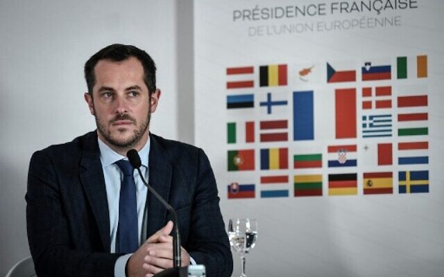 Le député européen du parti d'extrême droite Rassemblement national (RN) Nicolas Bay tient une conférence de presse sur la présidence française de l'Union européenne, à Paris, le 18 janvier 2022. (Crédit : STEPHANE DE SAKUTIN / AFP)