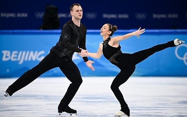 Les patineurs israéliens en couple Hailey Kops et Evgeni Krasnopolski lors du programme court de patinage artistique  aux Jeux Olympiques de Pékin 2022, dans le stade couvert de Pékin, le 18 février 2022. (Photo Anne-Christine POUJOULAT / AFP)