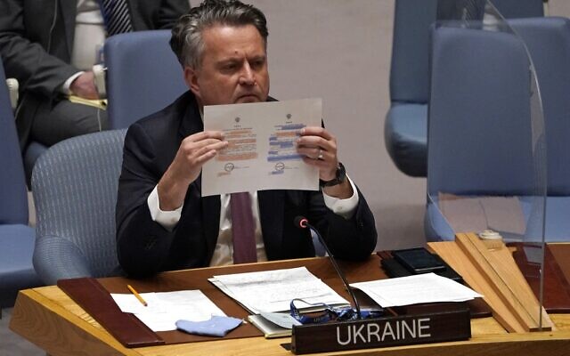 Le représentant permanent de l'Ukraine auprès des Nations Unies, Sergiy Kyslytsya, prend la parole lors d'une réunion d'urgence du Conseil de sécurité de l'ONU sur la crise ukrainienne, à New York, le 21 février 2022. (Crédit : TIMOTHY A. CLARY / AFP)